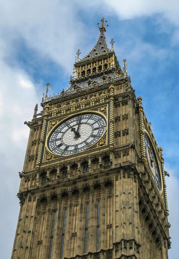 Cosa sapere sui tagli al welfare nel Regno Unito: impatto su Universal Credit, diritti dei cittadini e azioni legali possibili. A cura di Coppolaw.co.uk